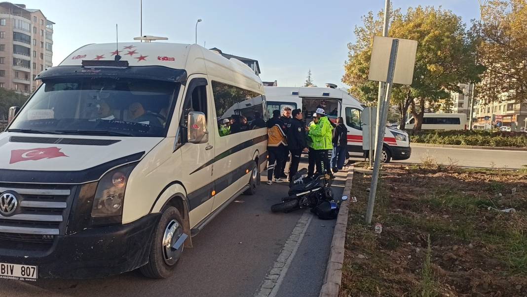 Konya'da kaza! Minibüs ve motosiklet çarpıştı 1